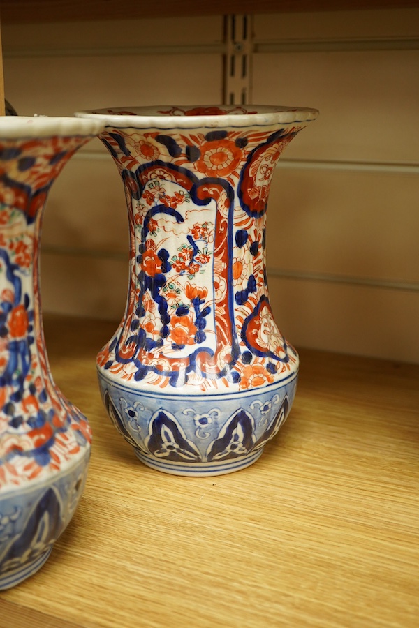 Oriental porcelain including a Chinese blue and white vase and cover, 27cm high